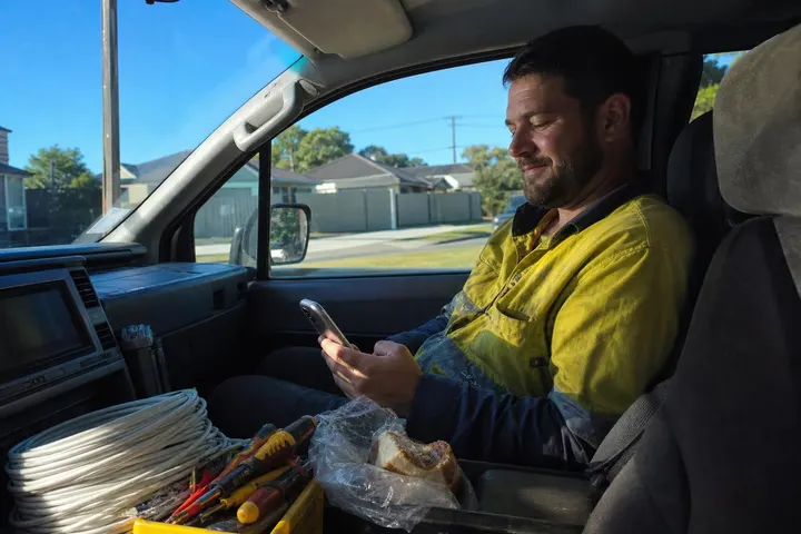 Social Media Marketing for Electricians: How to Get More Local Jobs in 2025